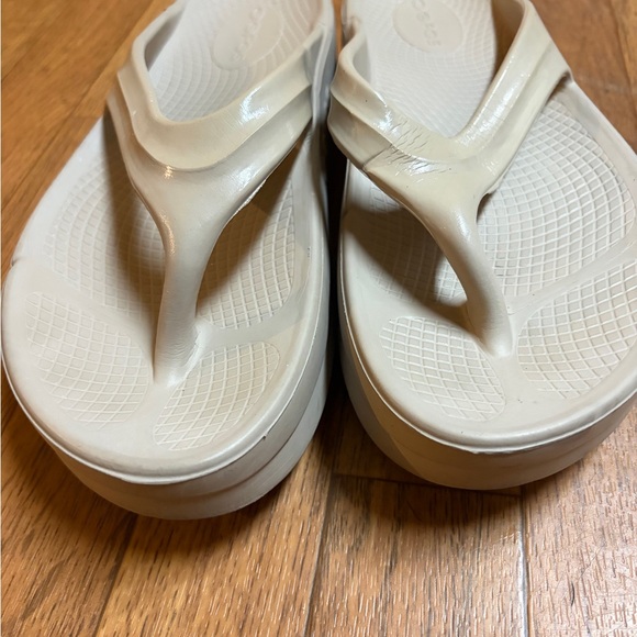 CROCS Tan Flip Flop Sandals - Picture 5 of 9